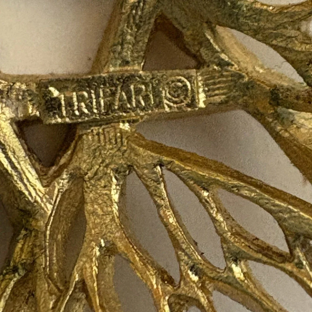 Vintage Signed TRIFARI Goldtone Textured Flower Star Shape Pin Brooch MCM Retro